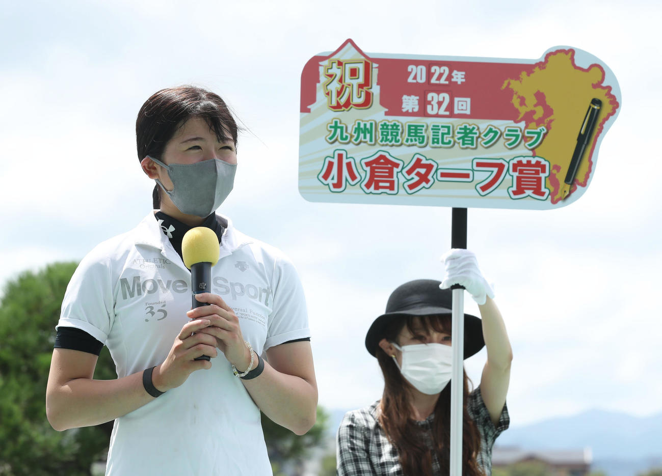 第32回小倉ターフ賞を受賞し、インタビューを受ける今村聖奈騎手（撮影・屋方直哉）