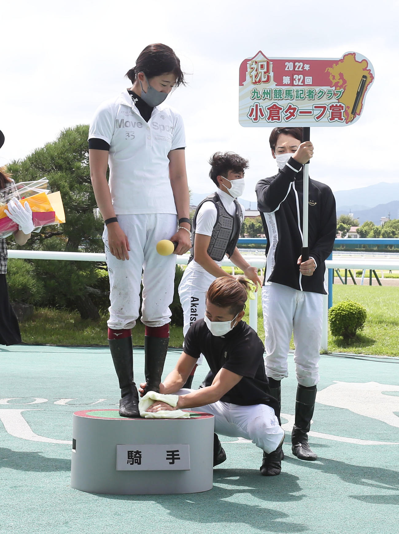 小倉ターフ賞を受賞した今村聖奈騎手の靴を磨く酒井学騎手（撮影・屋方直哉）