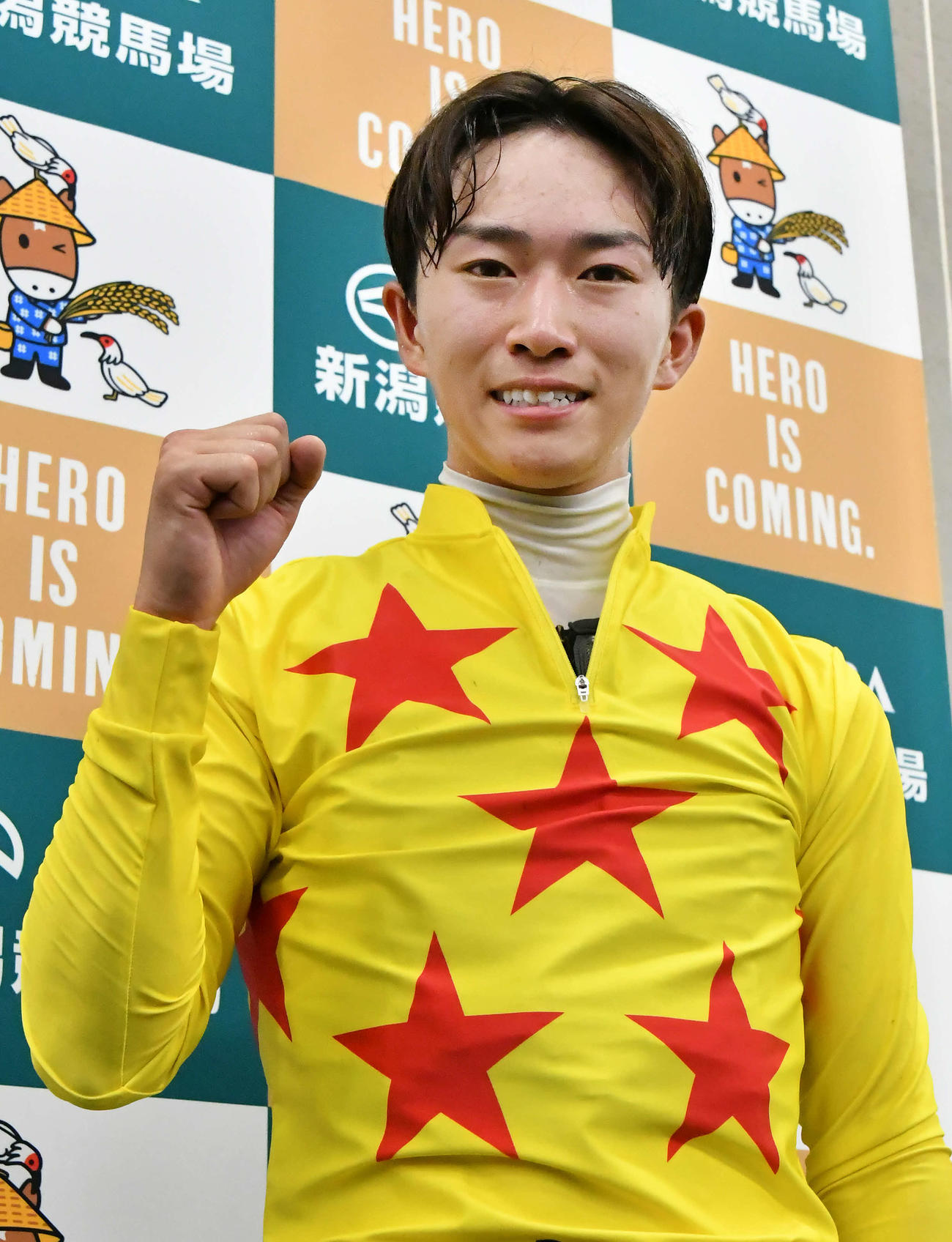 優勝インタビューを終えてガッツポーズを決める菅原明騎手（撮影・丹羽敏通）