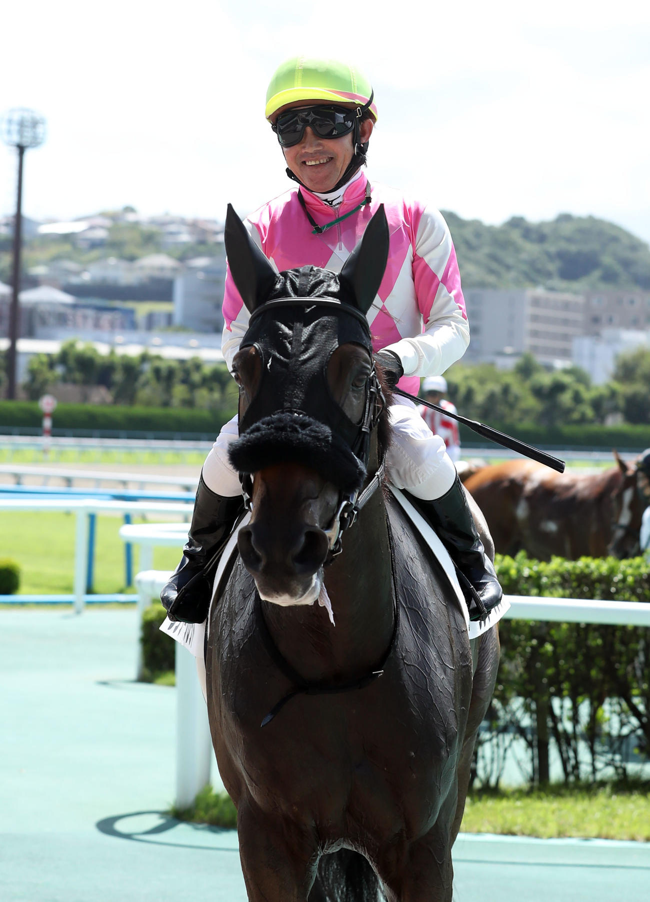 3歳未勝利　1着のワンダーブレットと小牧太騎手（撮影・屋方直哉）