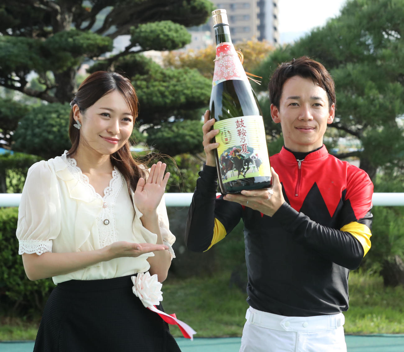 夏の小倉リーディングに輝き、小倉競馬2022アンバサダーの黒澤ゆりか（左）と記念撮影をする松山弘平騎手（撮影・屋方直哉）