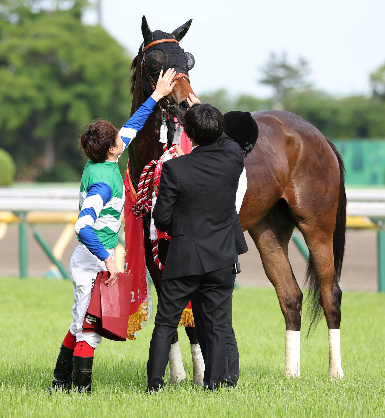 京王杯SCを制し、メイケイエールの顔をなでてねぎらう池添騎手（左）（2022年5月14日撮影）