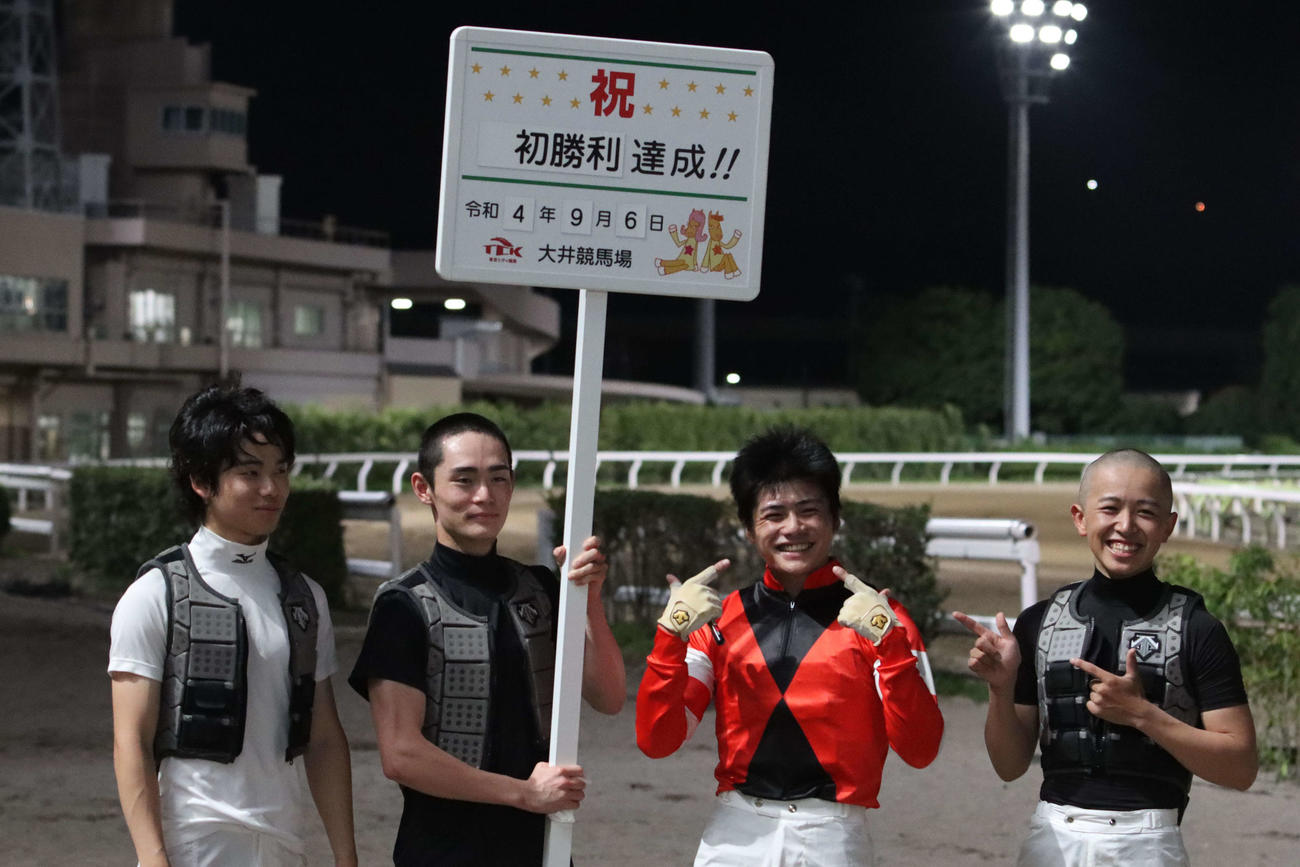 YJS・TR大井第2戦をクラッチシュートで勝ち初勝利を挙げたJRAの水沼元輝騎手（右から2人目）