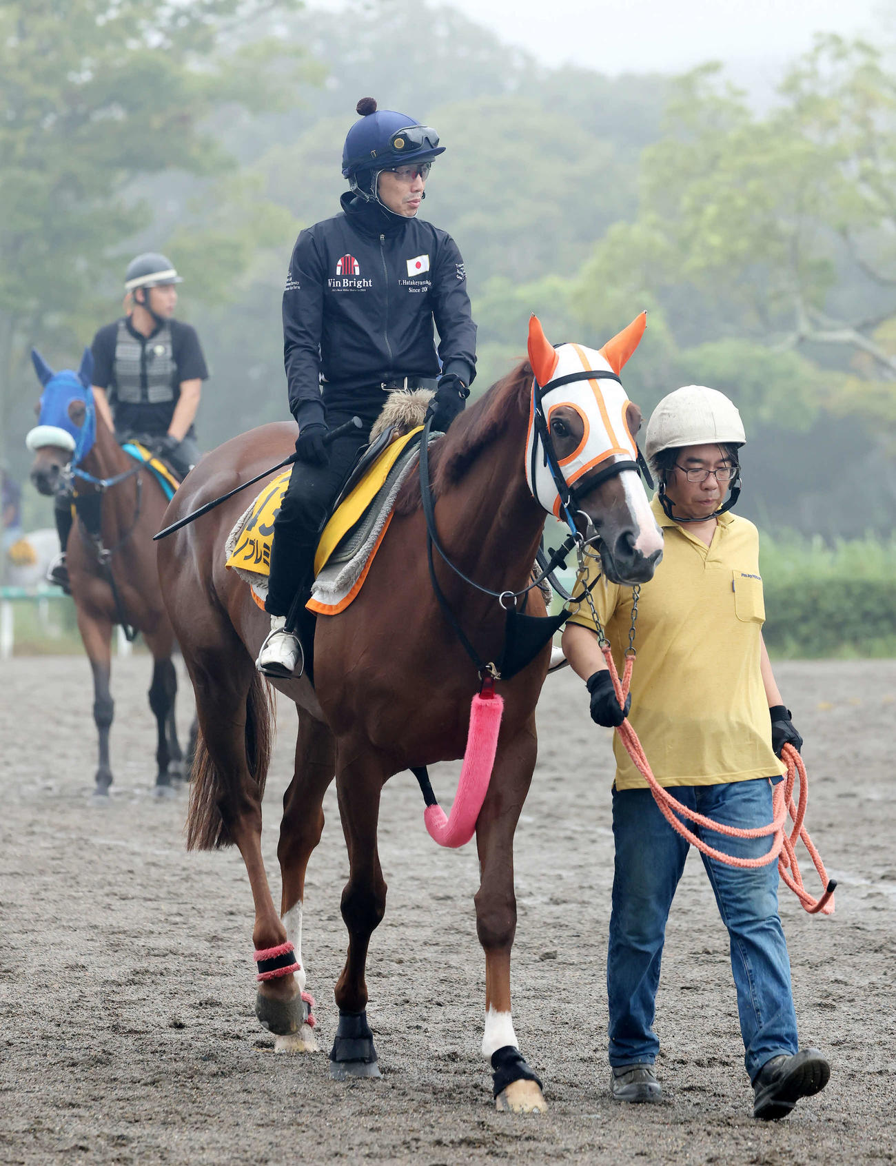 馬場へ向かうクリノプレミアムと松岡騎手（22年8月31日撮影）