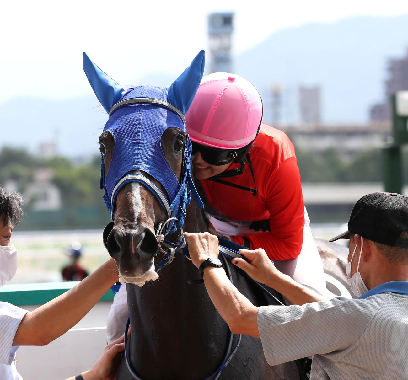フェニックス賞を制したミカッテヨンデイイと今村聖奈騎手（2022年8月13日撮影）