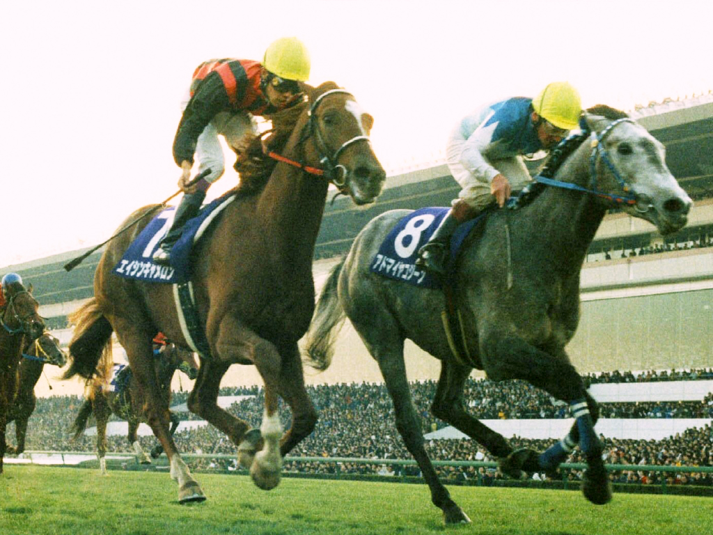 98年朝日杯3歳Sを制したアドマイヤコジーン（右）