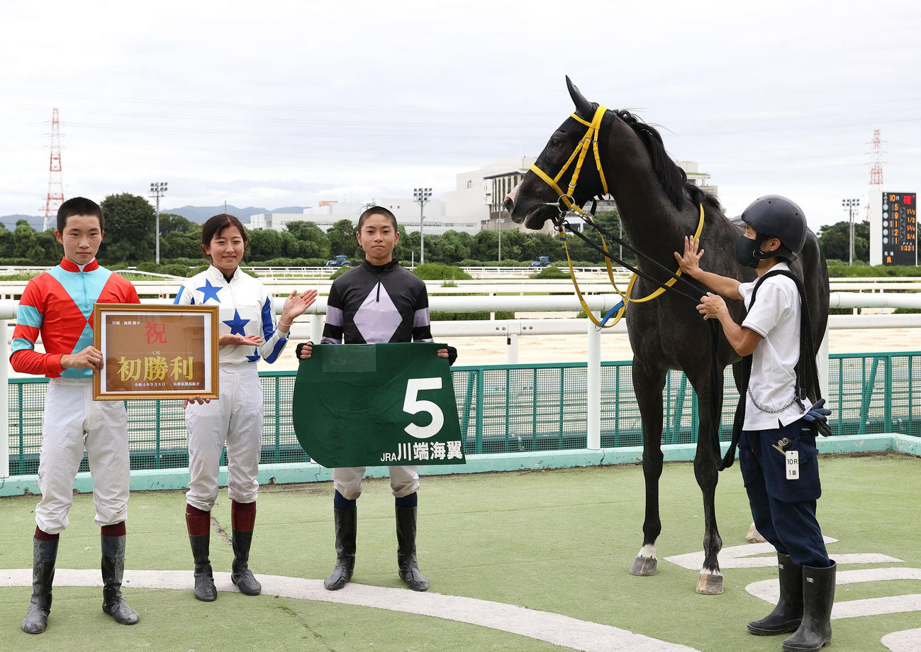 ジュンダッシュで初勝利を挙げ記念撮影する川端騎手（左から3人目）（撮影・上山淳一）