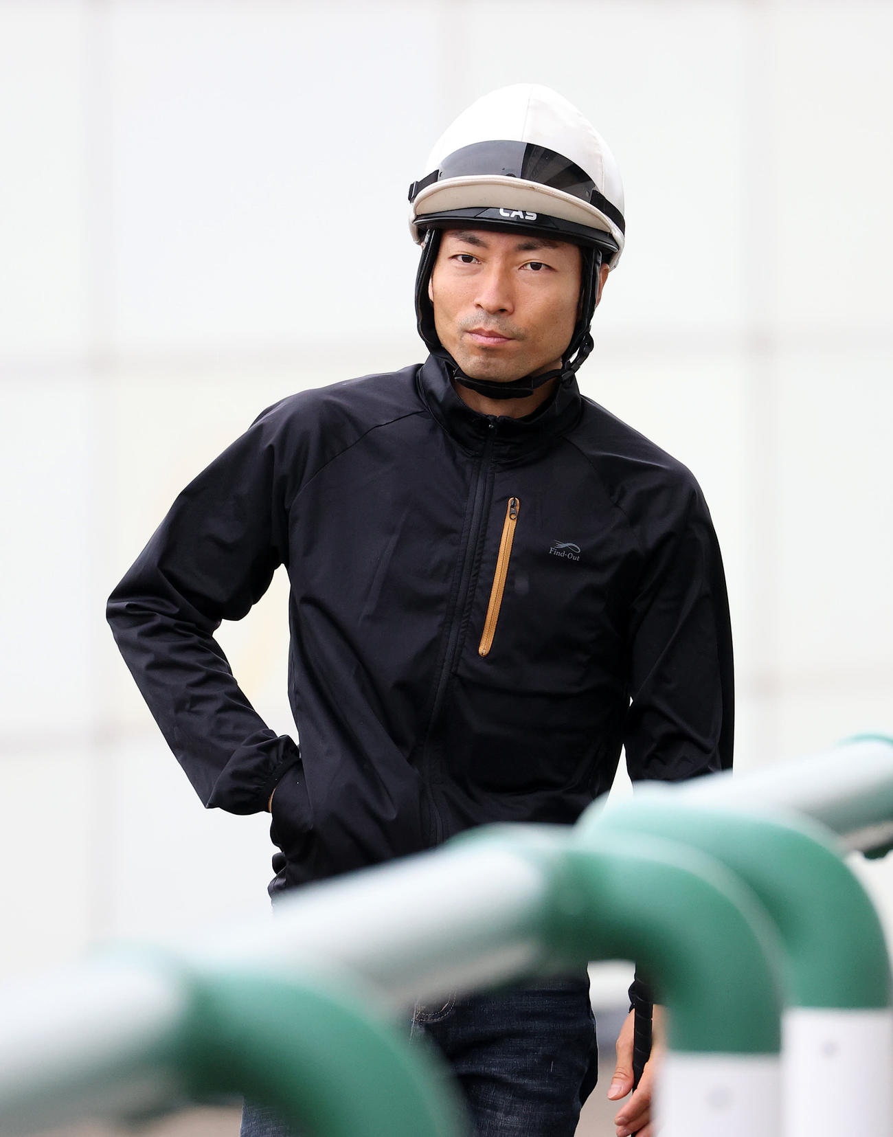 美浦で調教する大野拓弥騎手（撮影・鈴木正人）