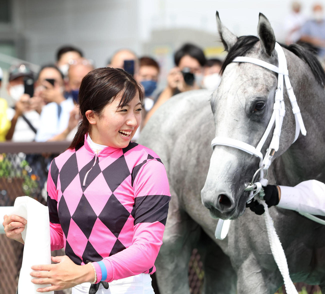 新馬戦快勝のスマートジェイナを笑顔で見つめる今村聖奈騎手（撮影・白石智彦）