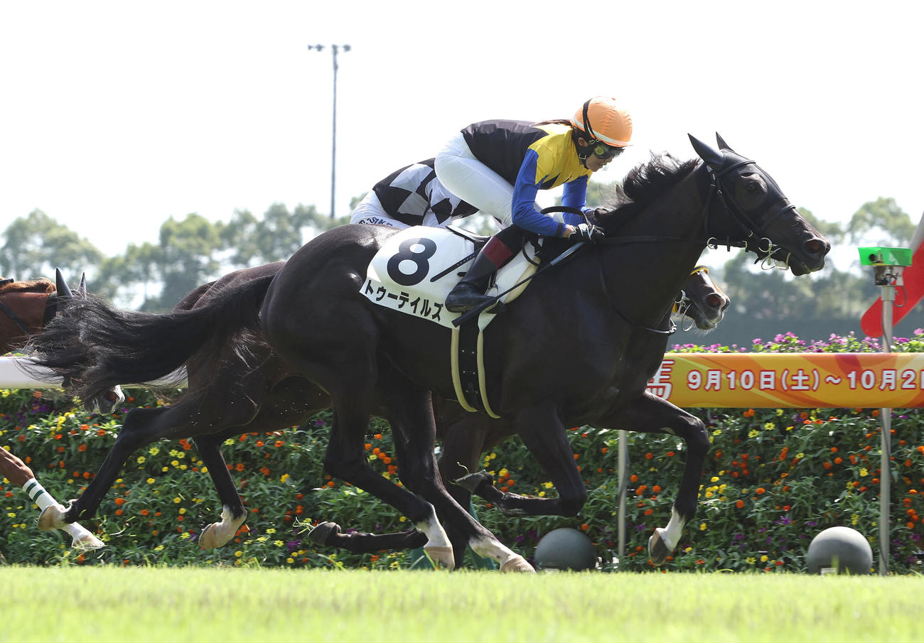 中京2R・2歳未勝利を制した今村聖奈騎手騎乗のトゥーテイルズ（撮影・白石智彦）