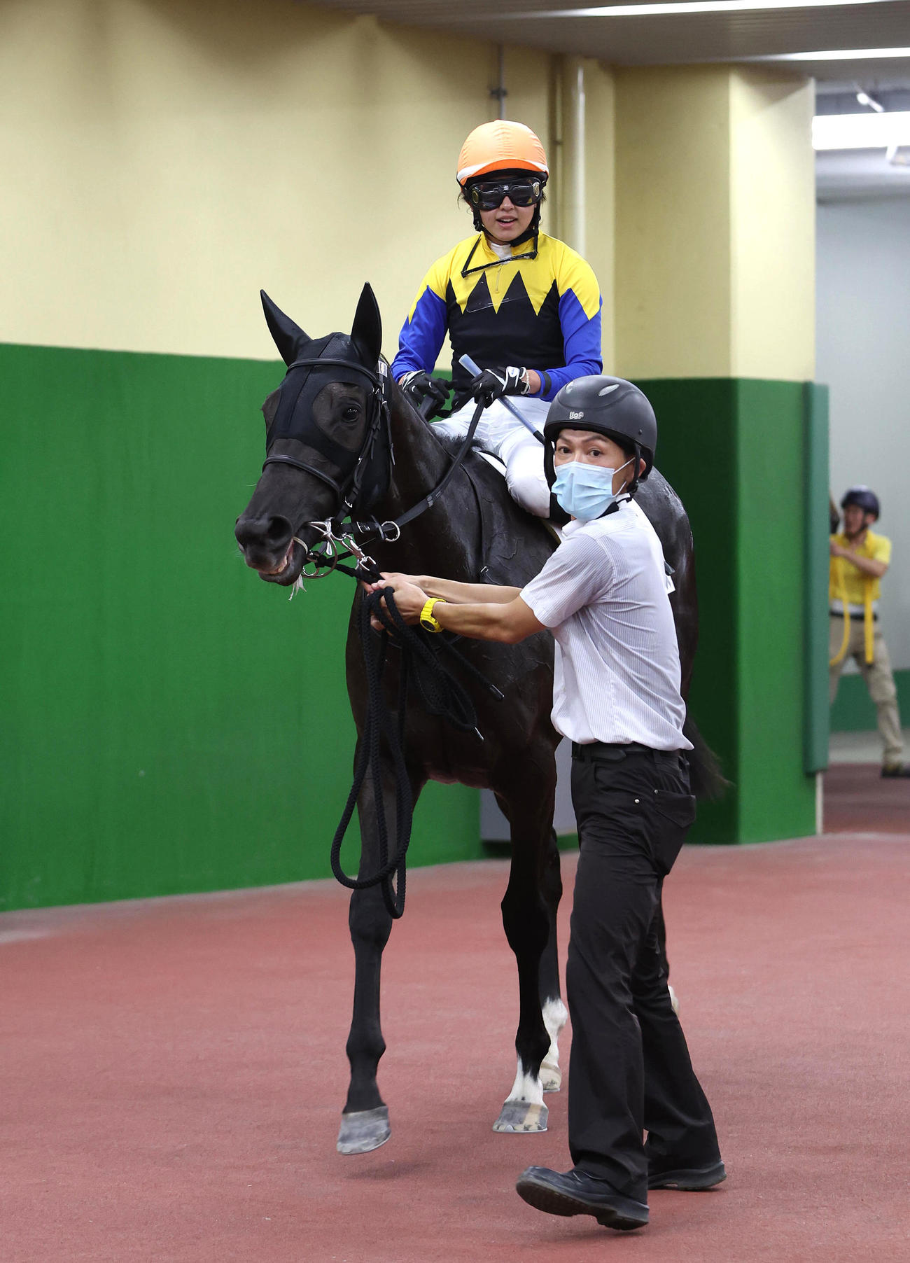 中京2R・2歳未勝利を制して引き揚げる今村聖奈騎手とトゥーテイルズ（撮影・白石智彦）