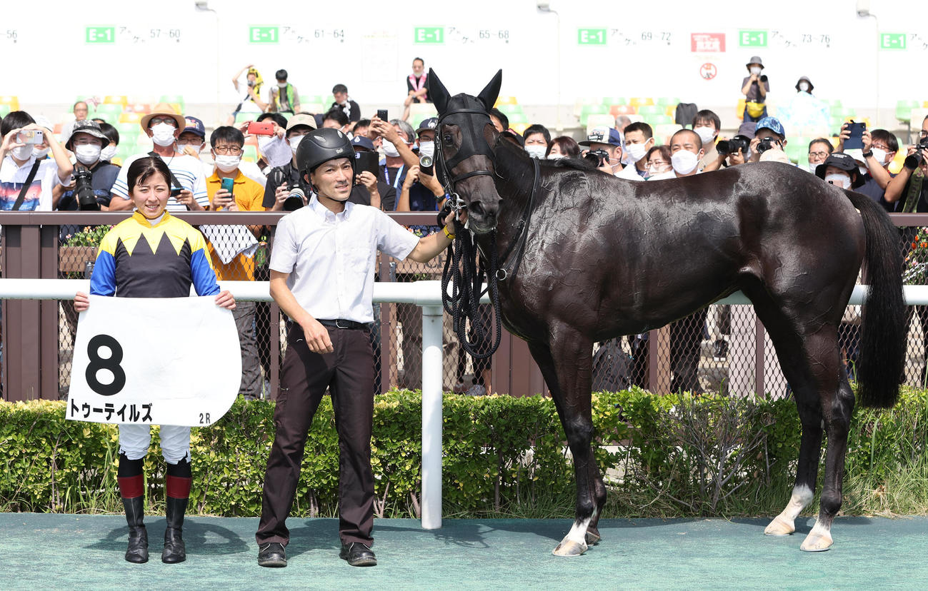 中京2R・2歳未勝利をトゥーテイルズで制し、口取りに並ぶ今村聖奈騎手（左）（撮影・白石智彦）