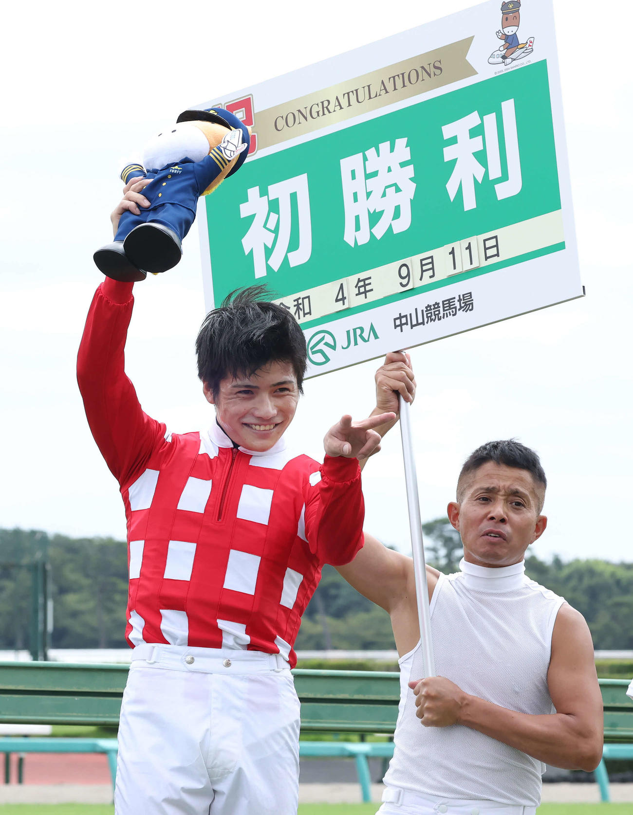 中山1R、ネバレチュゴーで2歳未勝利戦を制してJRA初勝利を挙げた水沼騎手（左）（撮影・丹羽敏通）