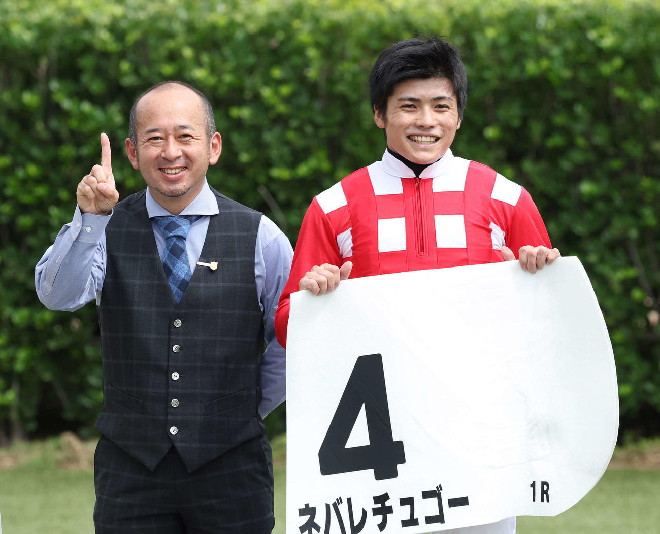 中山1R、ネバレチュゴーで2歳未勝利戦を制して喜ぶ西田師（左）と水沼騎手（撮影・丹羽敏通）