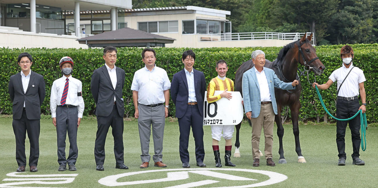 中山3R、新馬戦を制したタルマエロマエの口取りをするM・デムーロ騎手（左から6人目）と関係者（撮影・丹羽敏通）