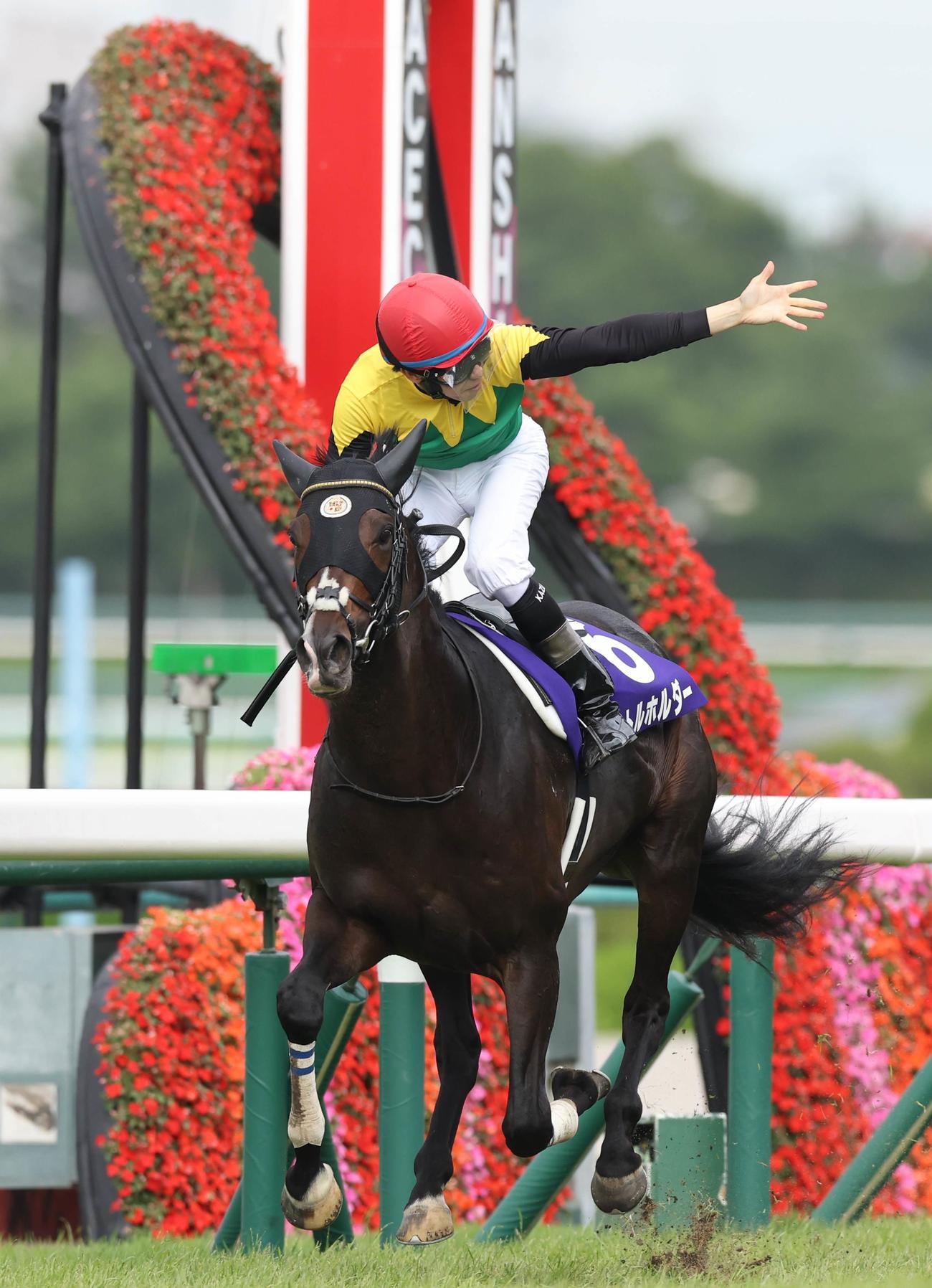 宝塚記念を制したタイトルホルダーと横山和騎手