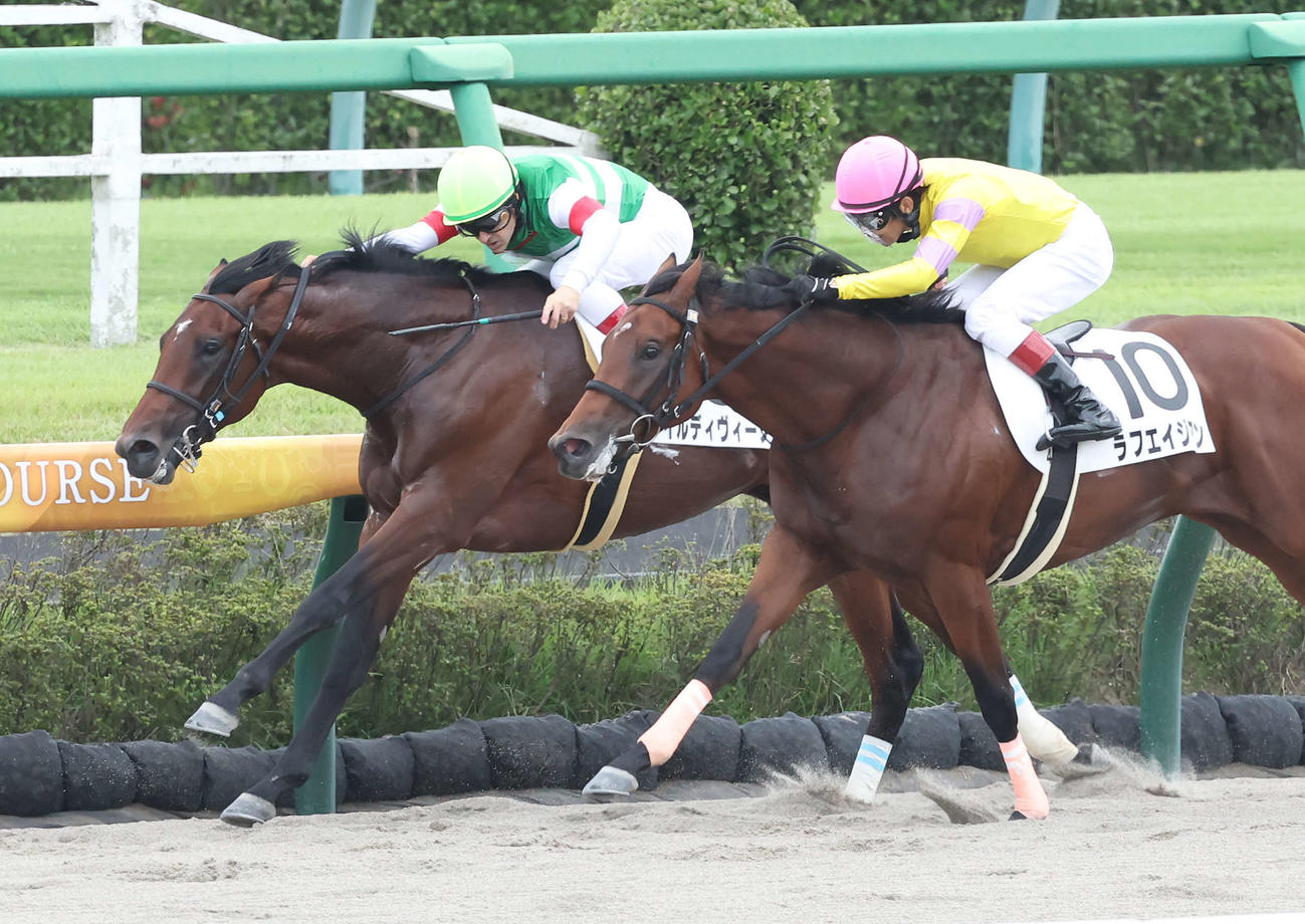 中山4R、デビュー戦を逃げ切ったイルディヴィーノとルメール騎手（左）（撮影・丹羽敏通）