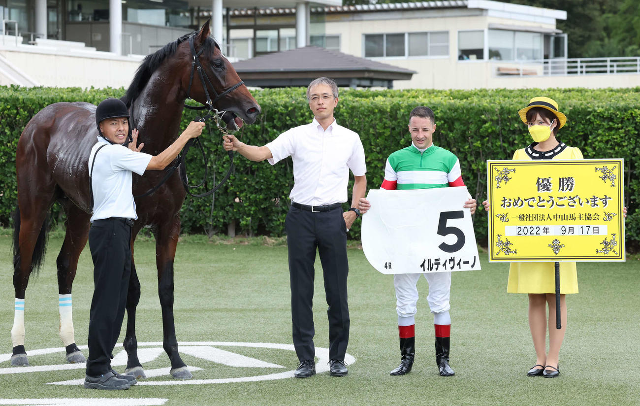 中山4R、デビュー戦を逃げ切ったイルディヴィーノの口取りをするルメール騎手（左から3人目）（撮影・丹羽敏通）