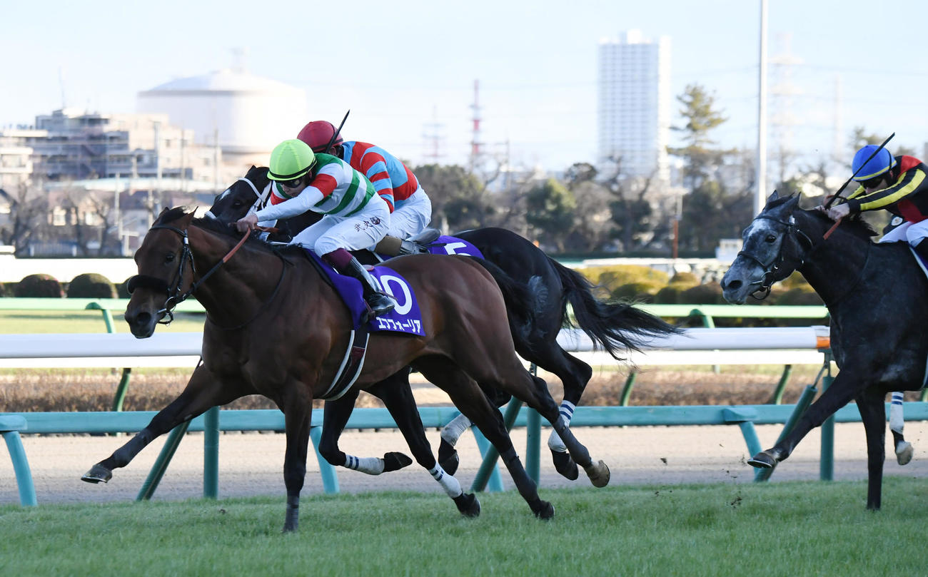 第66回有馬記念　ゴール前抜け出したエフフォーリアが優勝。中央は2着のディープボンド、右は3着のクロノジェネシス（2021年12月26日撮影）