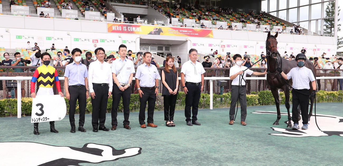 新馬戦を制したトレンディスターと口取りに並ぶ川田将雅騎手（左）（撮影・白石智彦）