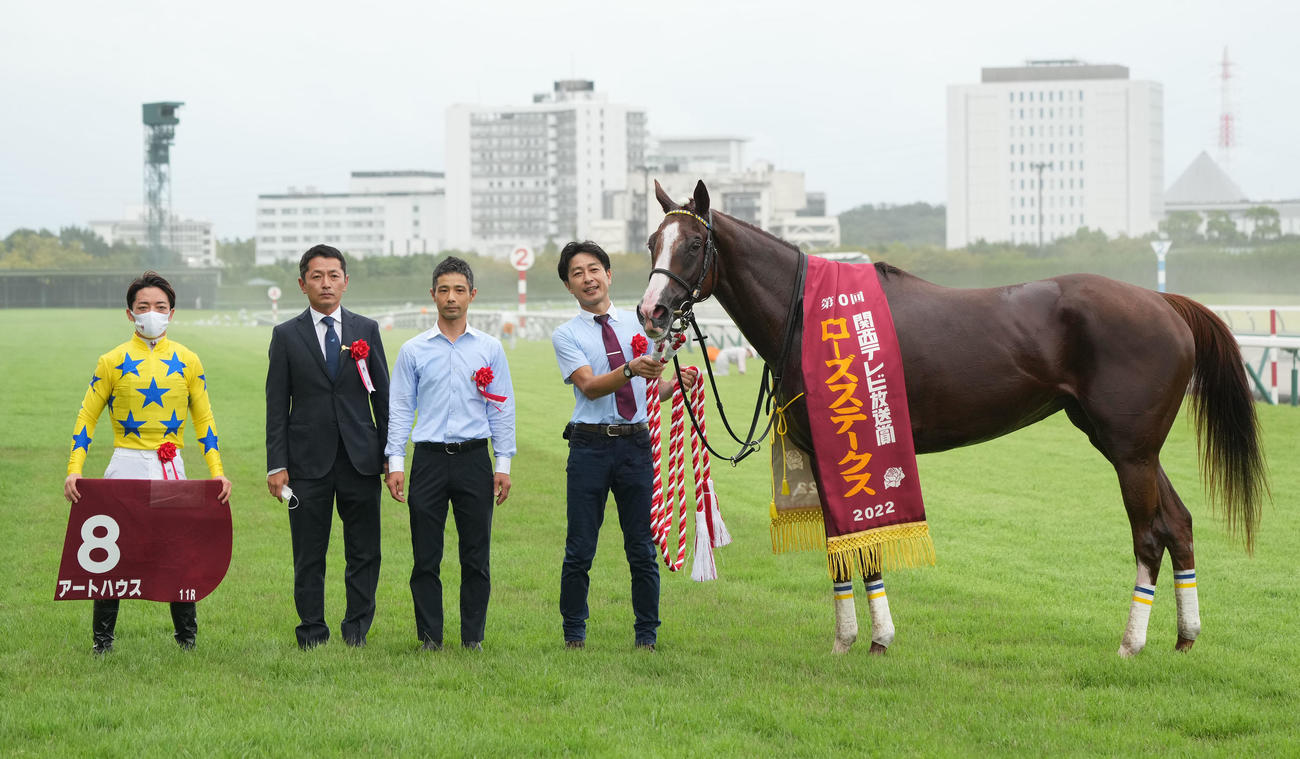 ローズSを制したアートハウス。左は川田将雅騎手（撮影・森本幸一）