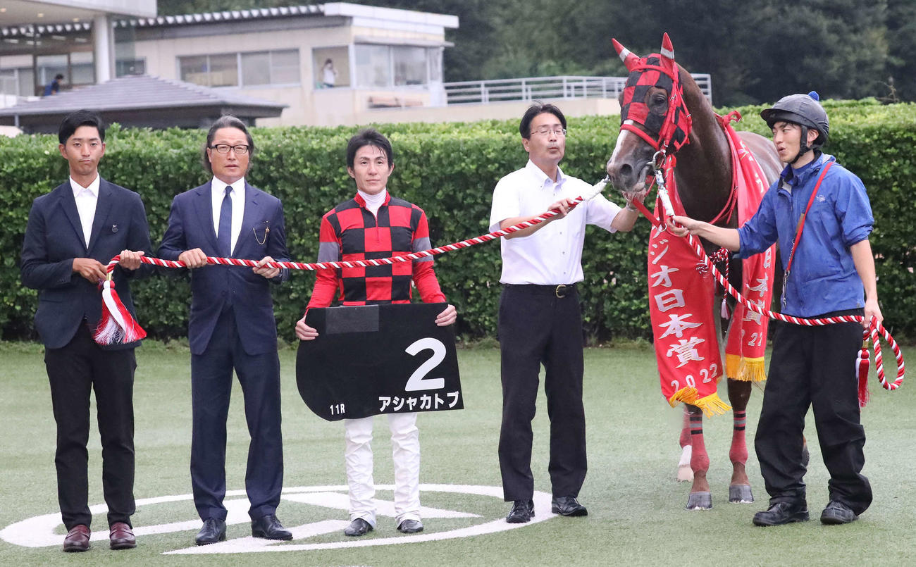 ラジオ日本賞を制したアシャカトブの口取りをする丹内騎手（左から3人目）（撮影・丹羽敏通）