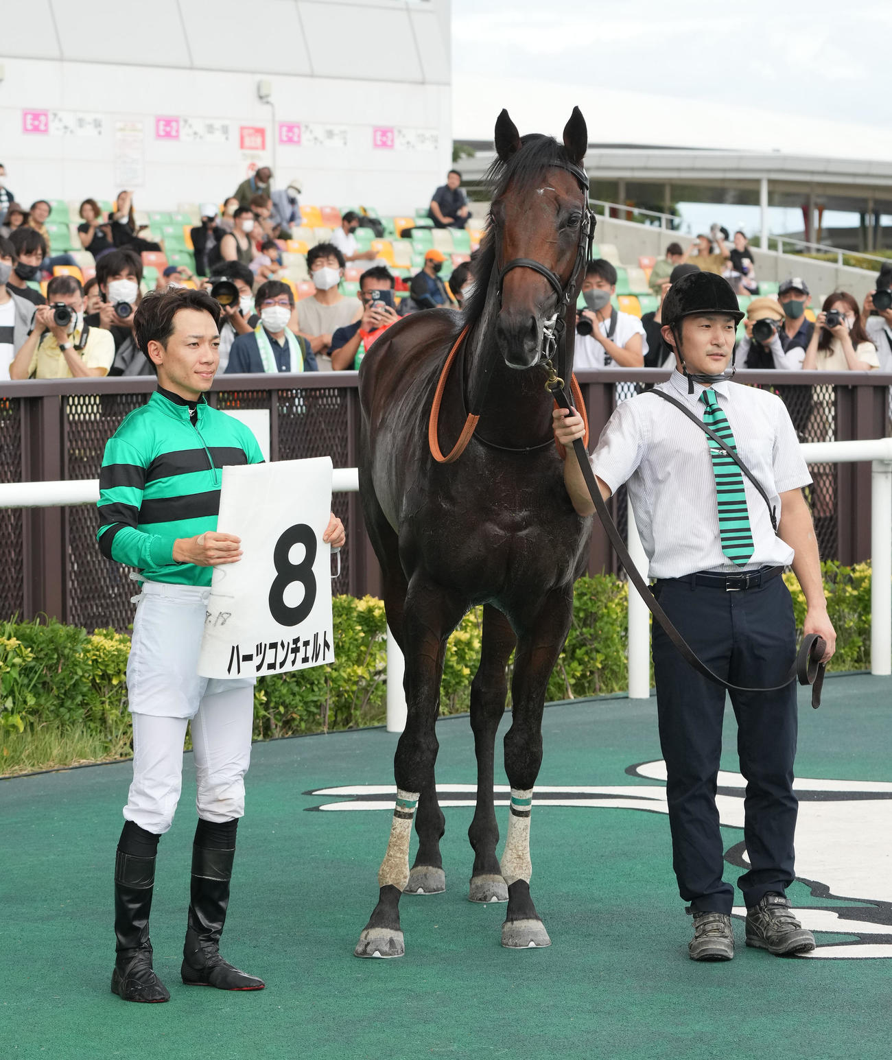 ハーツコンチェルトと松山弘平騎手（左）（撮影・森本幸一）