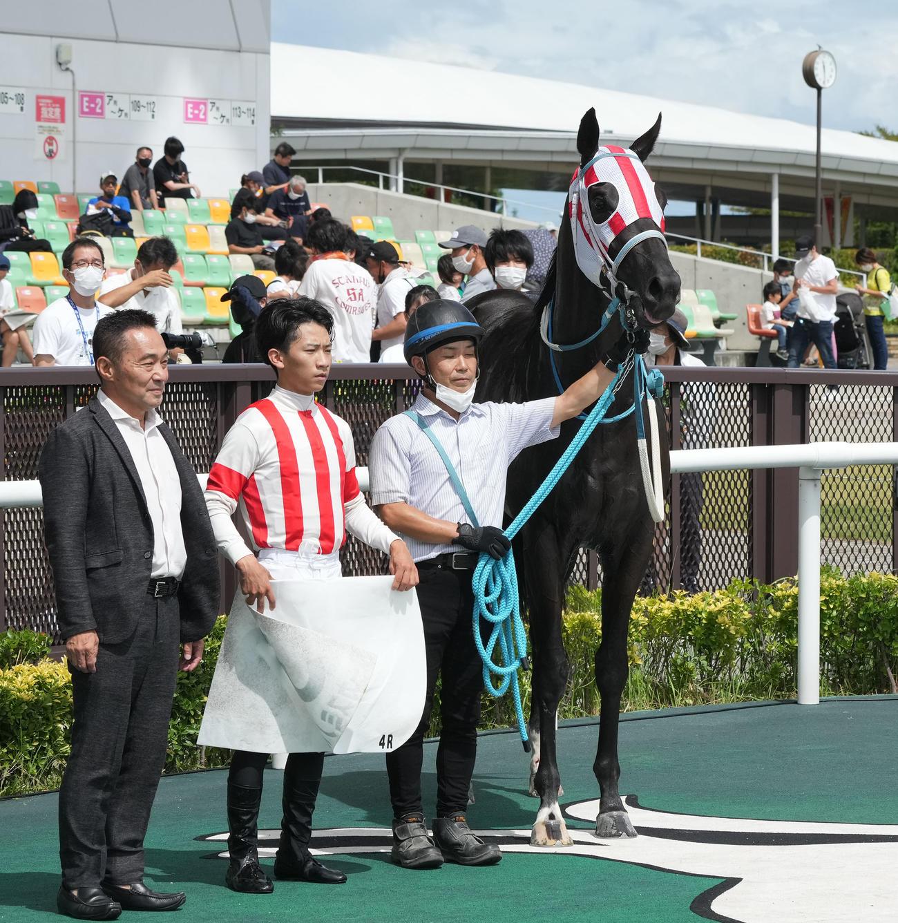 ルーカスミノルと荻野極騎手（左から2人目）（撮影・森本幸一）