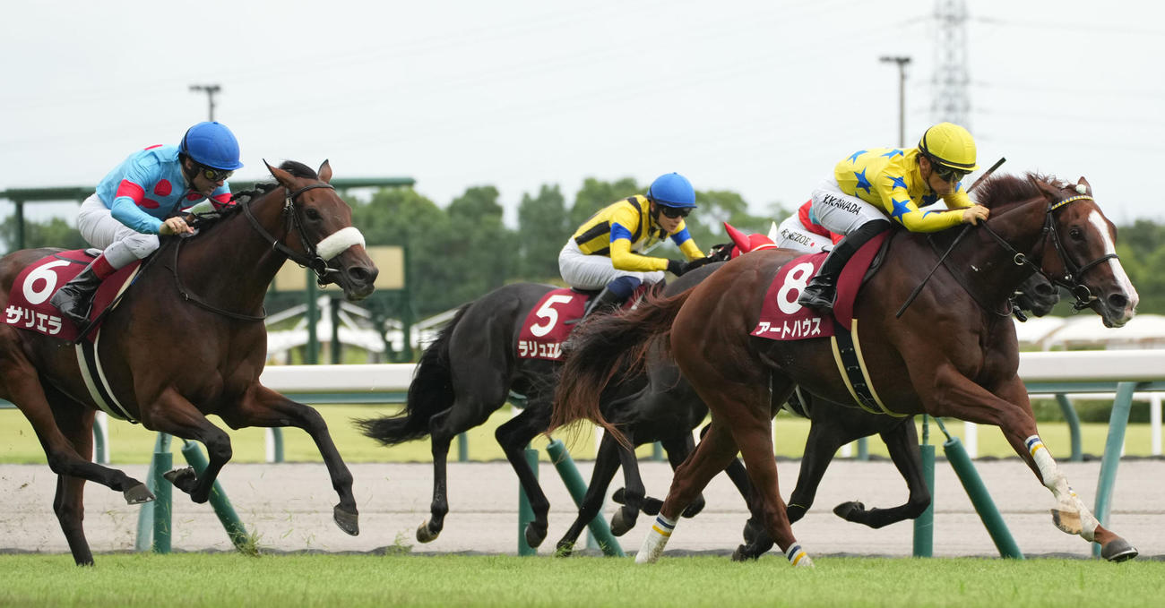 ローズステークス　2着に入ったサリエラ（左）（撮影・森本幸一）