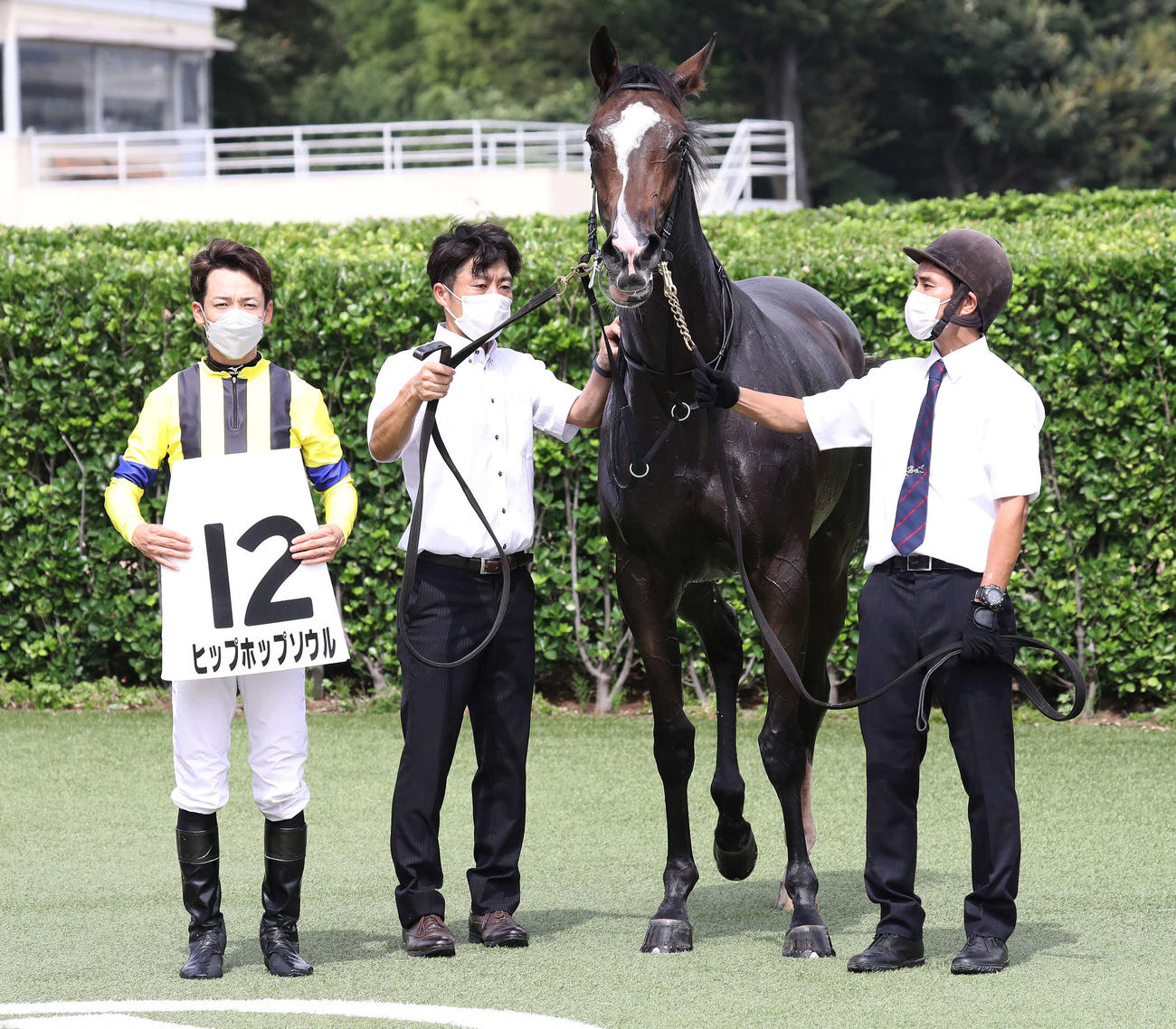 中山5R新馬戦を制したヒップホップソウルの口取りをする松山騎手（撮影・丹羽敏通）