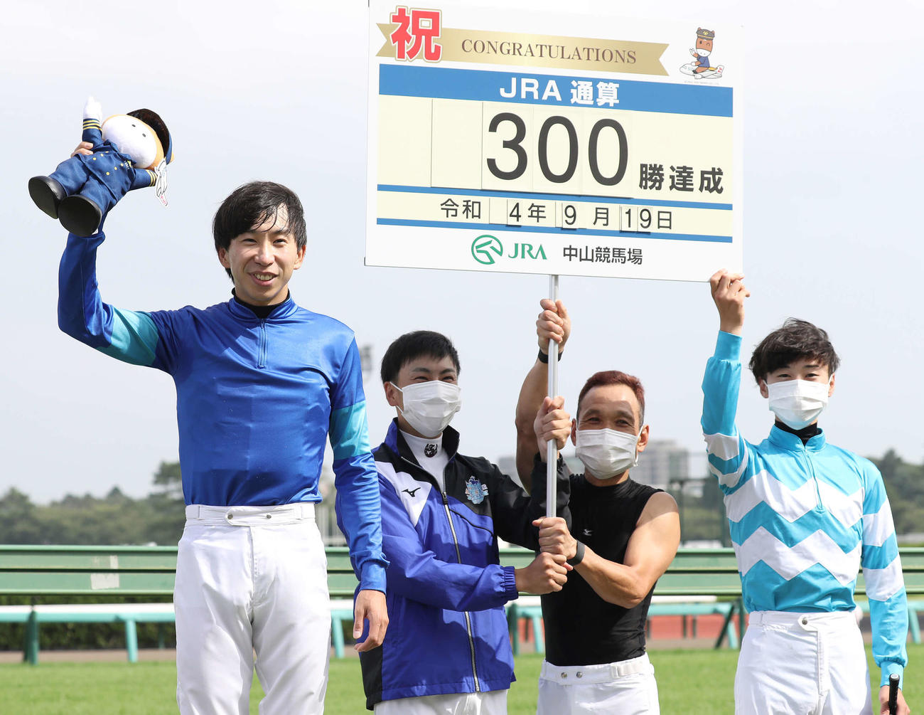 中山7RでJRA通算300勝を達成した横山和生騎手（左）（撮影・丹羽敏通）