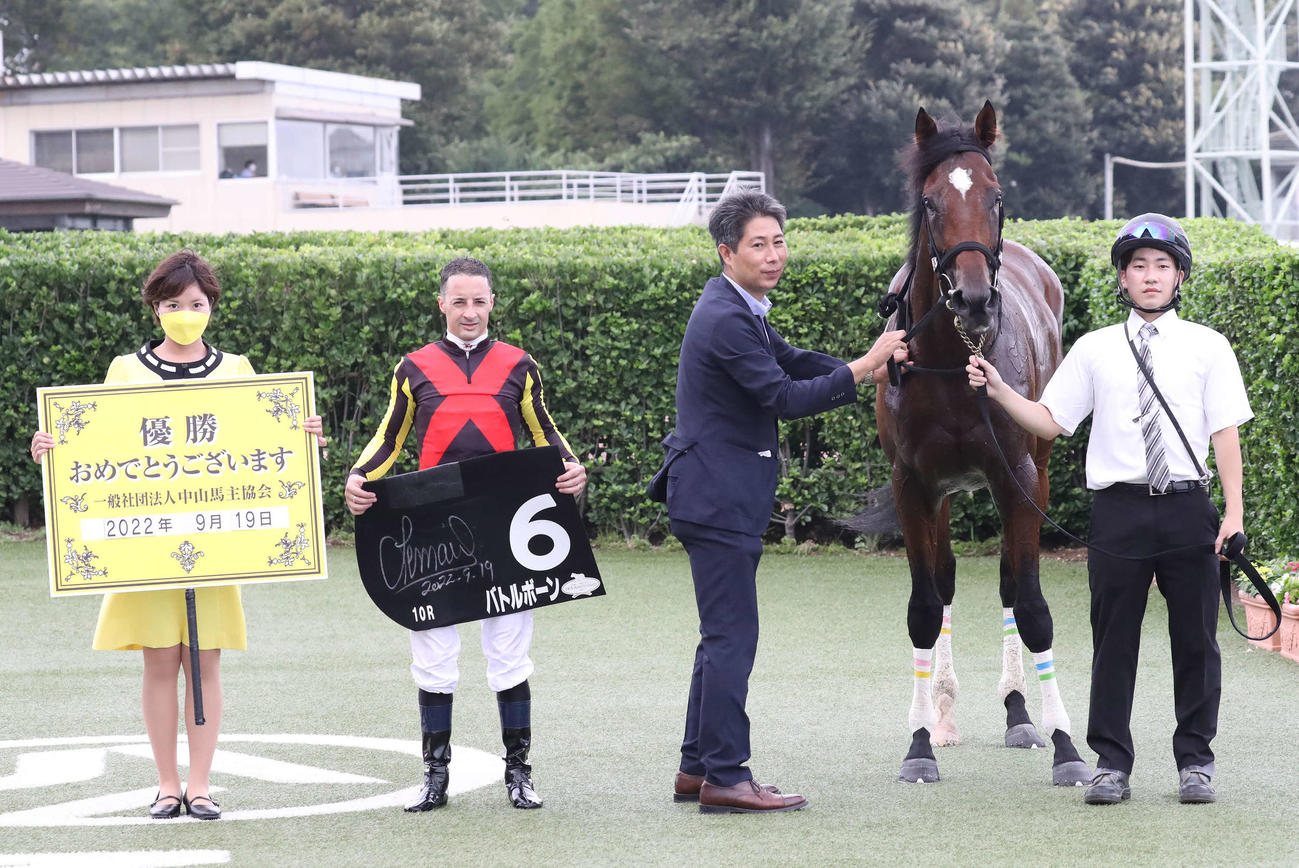 シンボリクリスエスCを制しバトルボーンの口取りをするルメール騎手（左から2人目）ら（撮影・丹羽敏通）