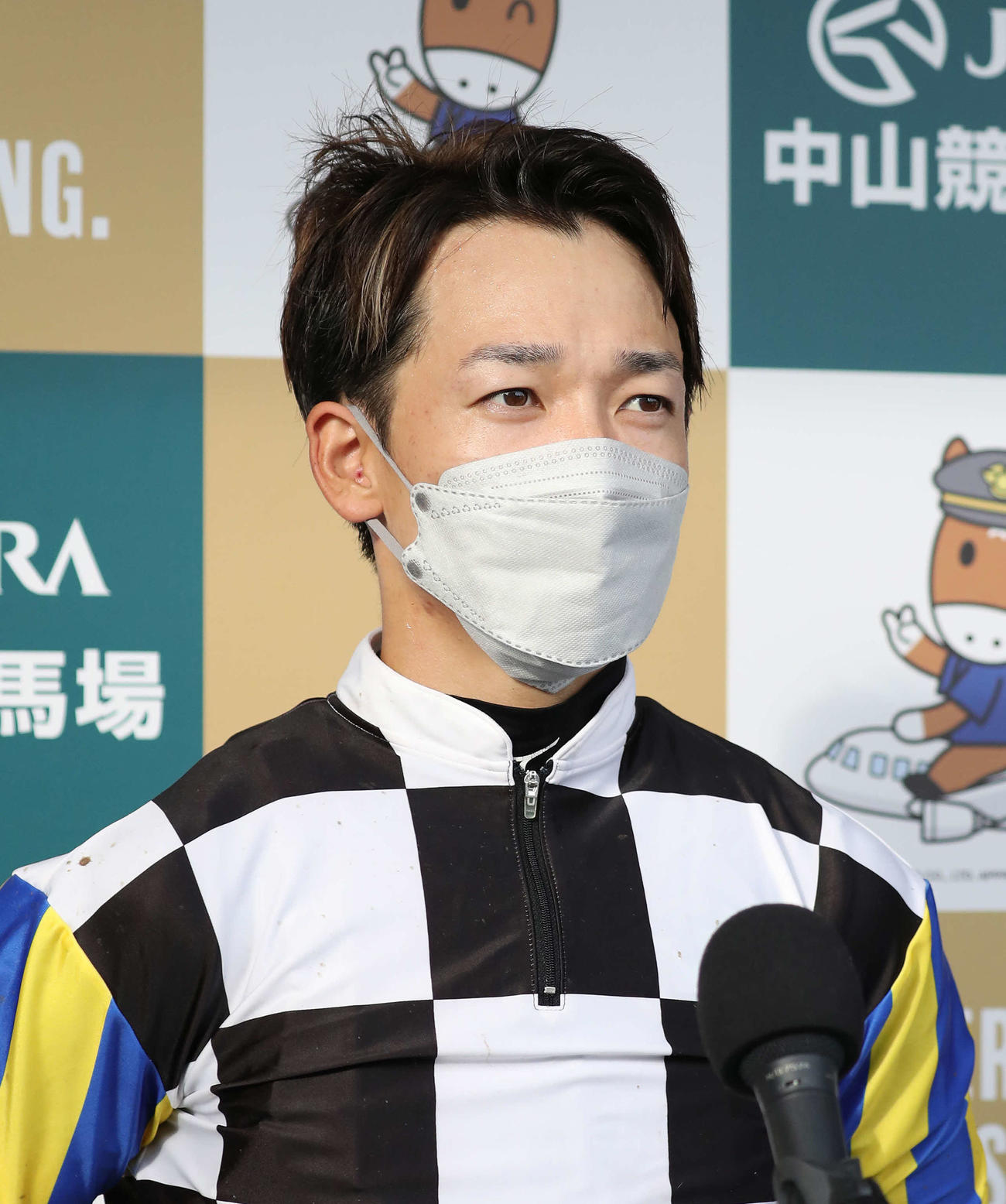 優勝インタビューに答える松山騎手（撮影・丹羽敏通）
