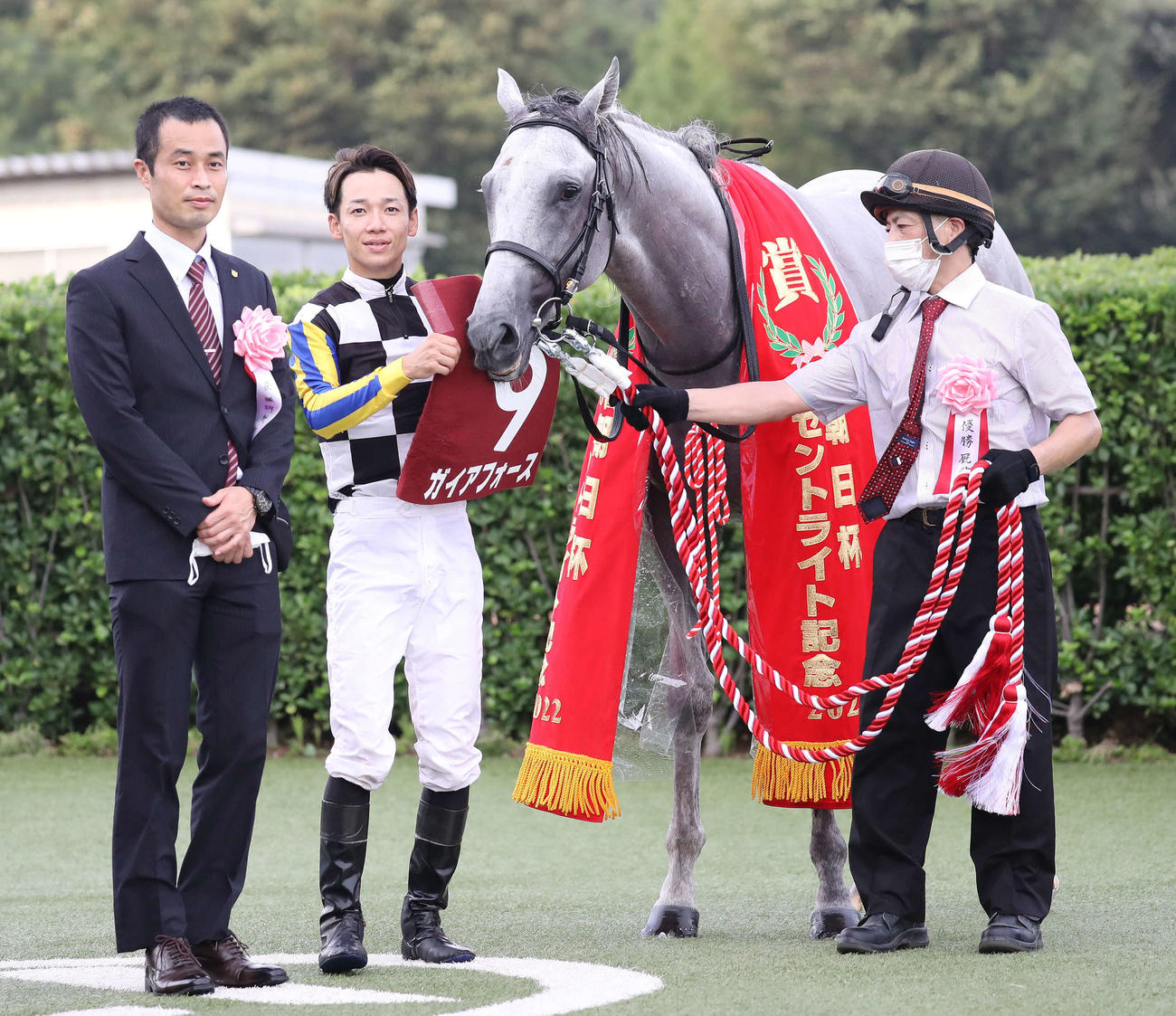セントライト記念を制したガイアフォースの口取りをする杉山師（左）と松山騎手（中央）（撮影・丹羽敏通）