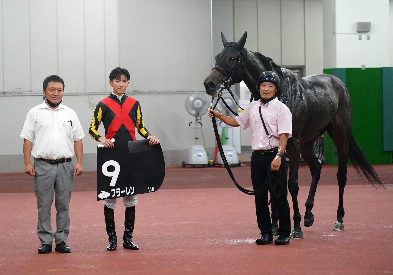 JRAアニバーサリーステークス　1着9番フラーレン　左から2人目は坂井瑠星騎手（撮影・森本幸一）
