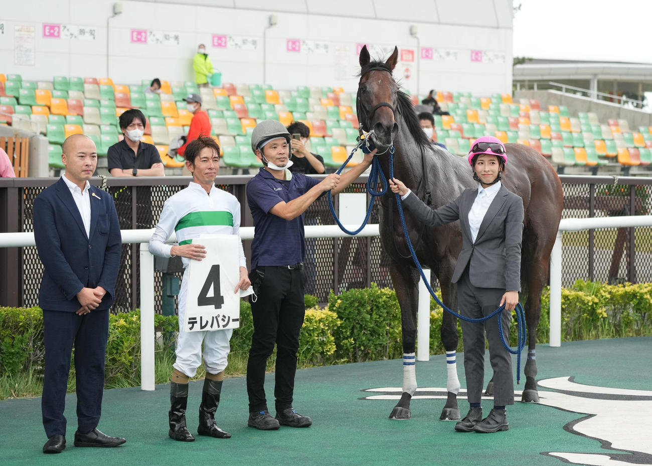 デビュー戦を制し口取りを行うテレパシーと和田竜騎手（左から2人目）、関係者（撮影・森本幸一）