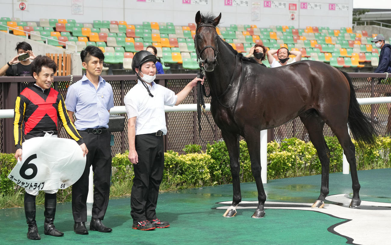 デビュー戦を制したオーシャントライブと吉田隼騎手（撮影・森本幸一）