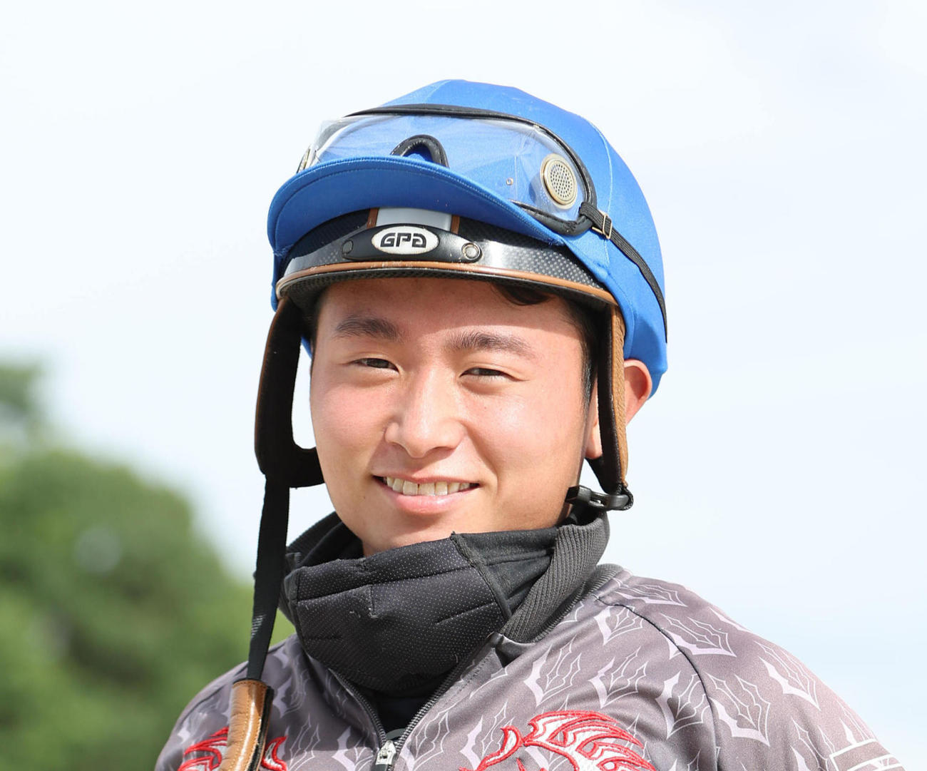 調教に復帰して笑顔を見せる岩田望騎手（撮影・白石智彦）
