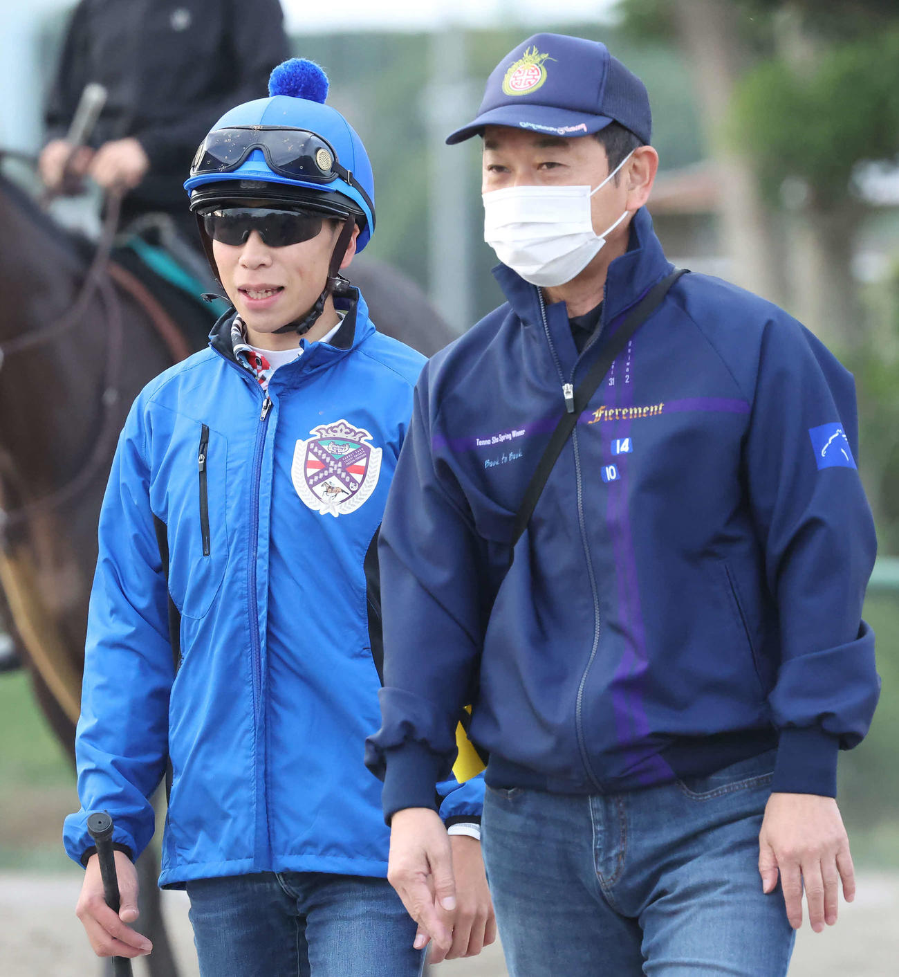 シュネルマイスターの調教を終えて手塚師（右）と話す横山武騎手（撮影・丹羽敏通）