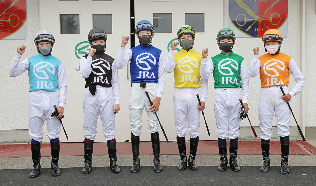 模擬レース臨む騎手課程39期生、左から佐藤くん、河原田さん、小林くん、石田くん、田口くん、小林さん