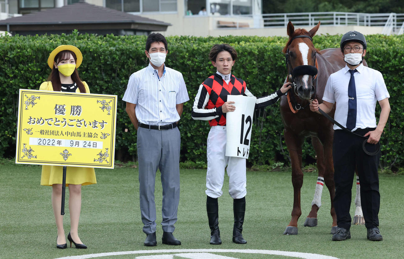 中山3R、新馬戦を快勝したトレドの口取りをする石川騎手（左から3人目）（撮影・丹羽敏通）
