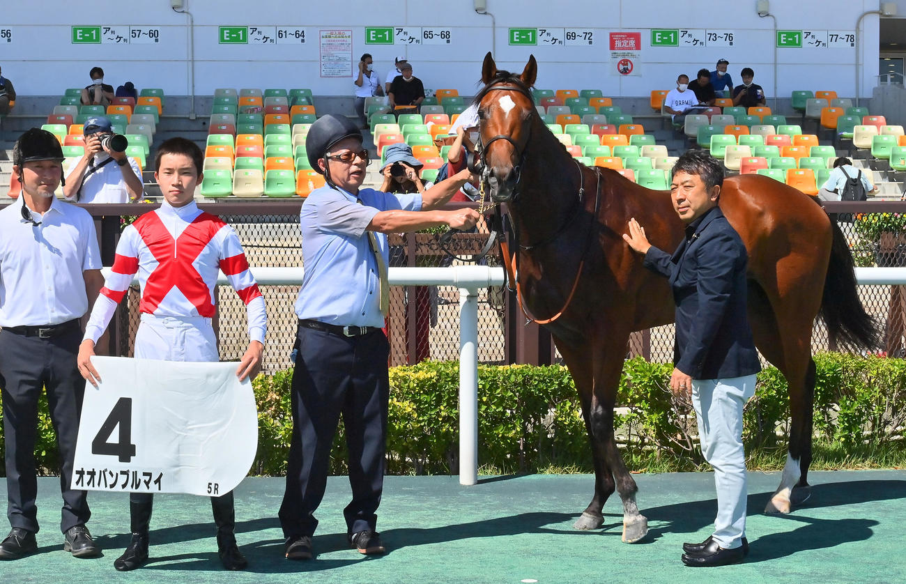 中京5R　新馬戦を制したオオバンブルマイと角田大河騎手（撮影・和賀正仁）