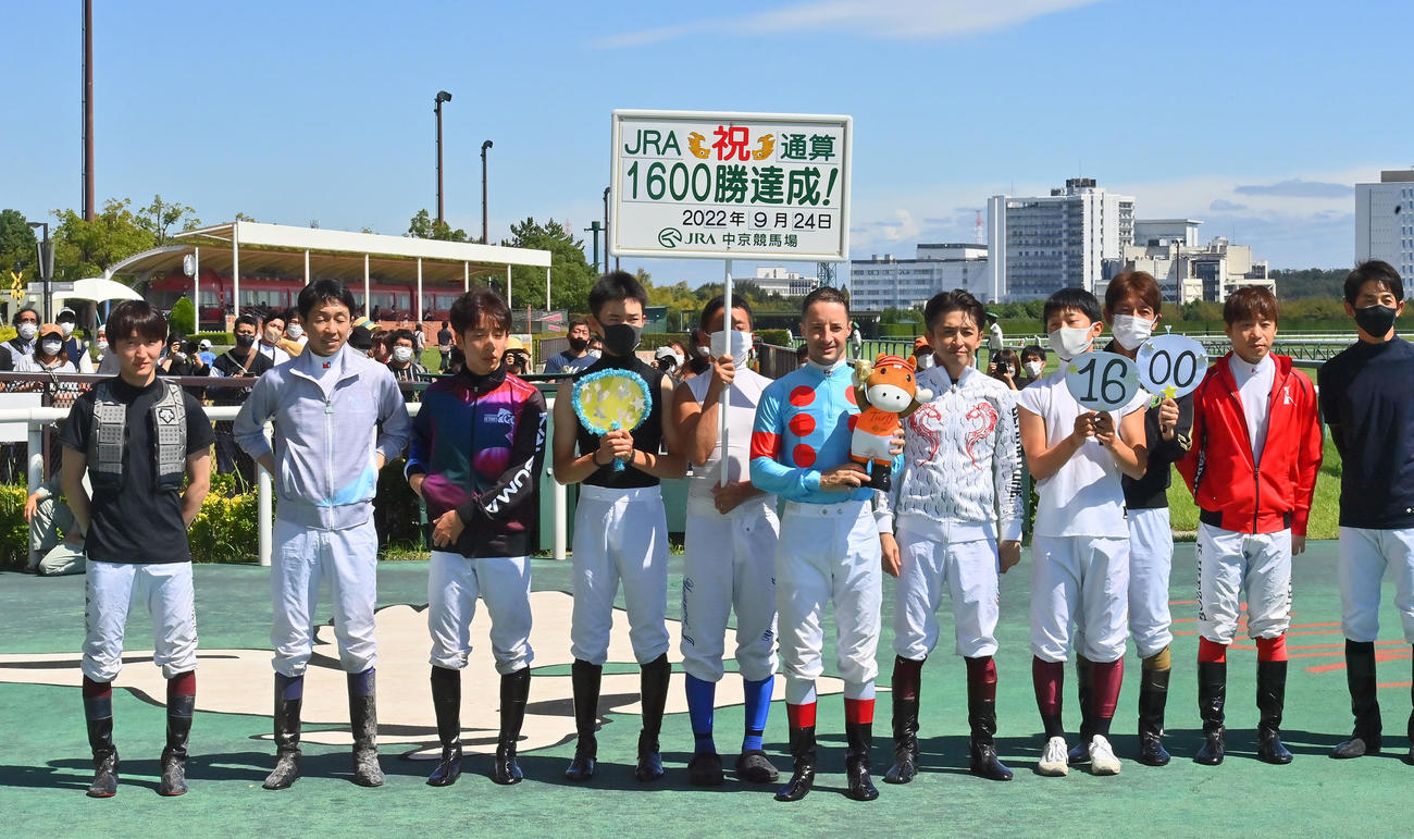 JRA通算1600勝を達成し騎手仲間から祝福されるルメール騎手（中央）（撮影・和賀正仁）
