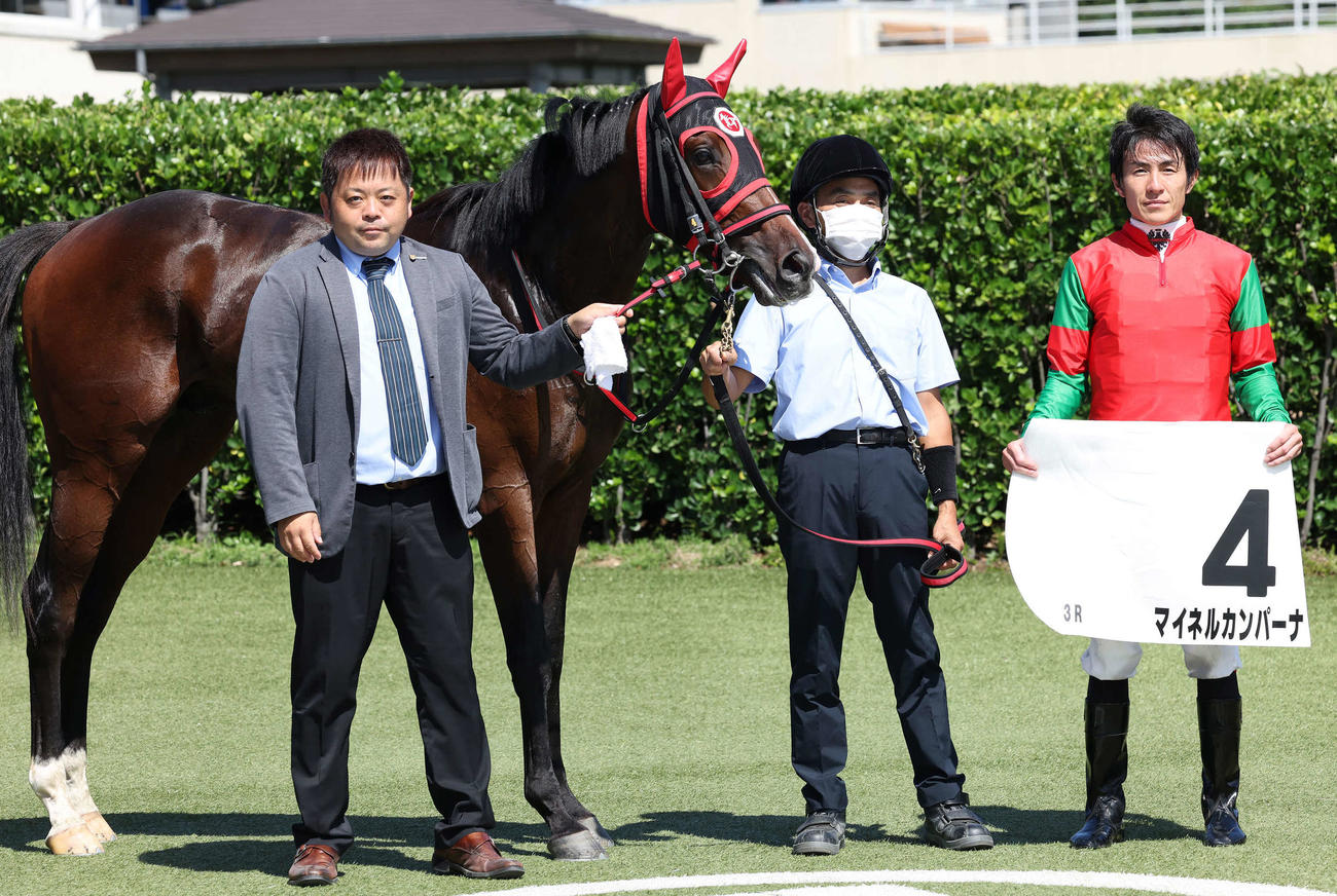 中山3R、2歳未勝利戦に勝利したマイネルカンパーナの口取りをする青木師（左）と丹内騎手（右）（撮影・丹羽敏通）