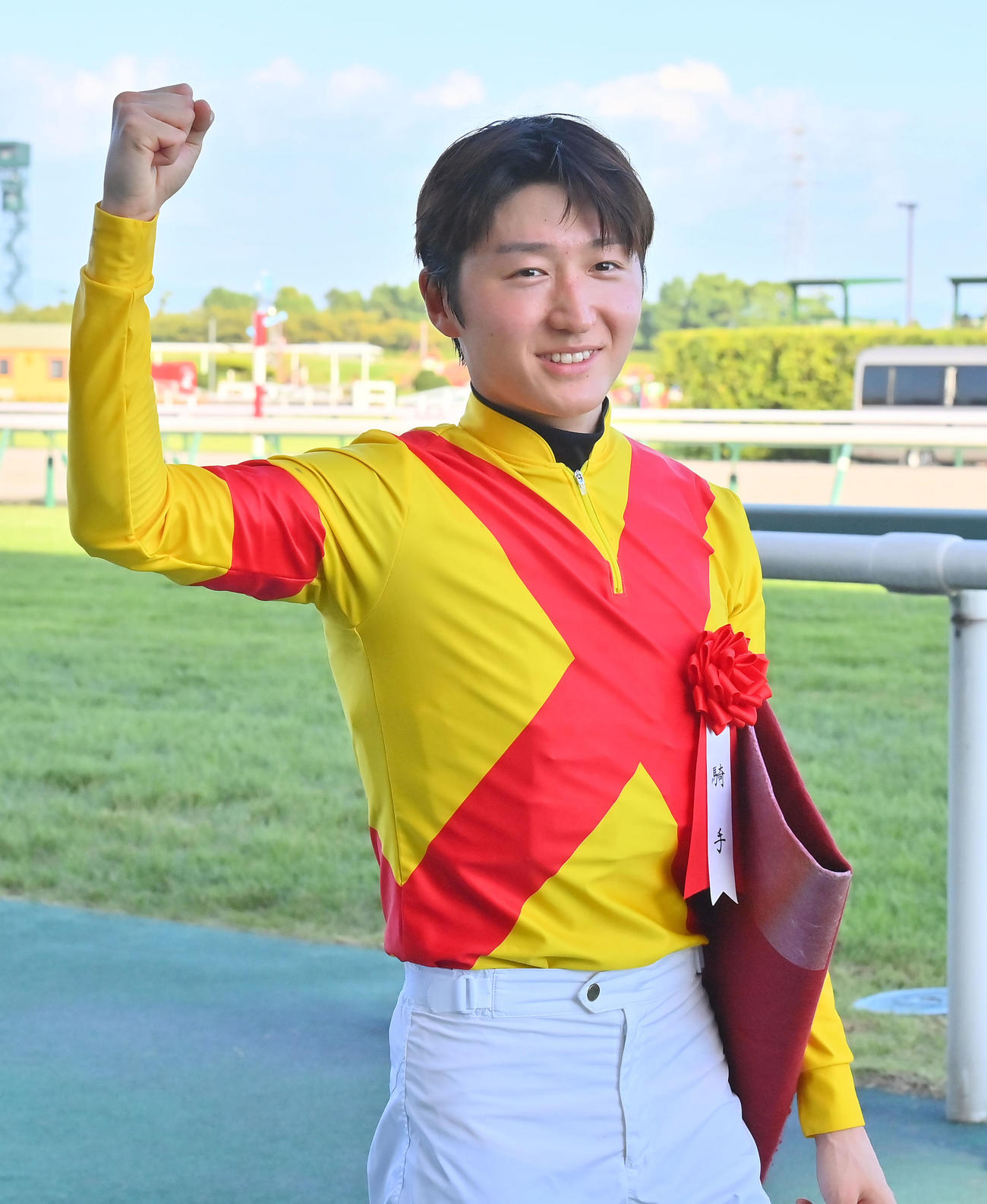 神戸新聞杯を制し、ファンの声援に応える鮫島駿騎手（撮影・和賀正仁）