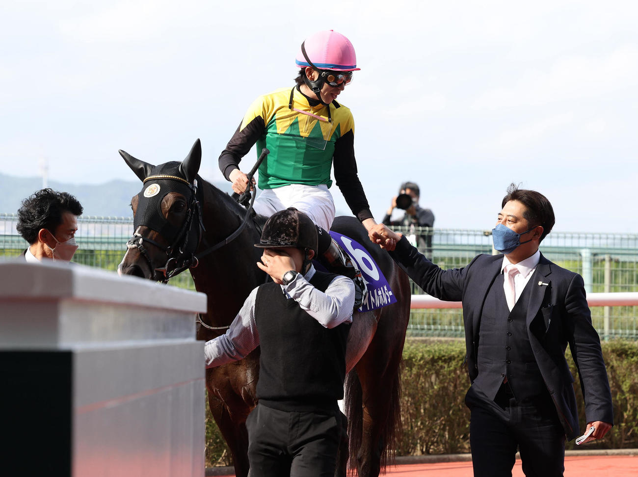 5月1日、天皇賞・春を制して鞍上の横山和騎手と握手を交わす栗田師（右）