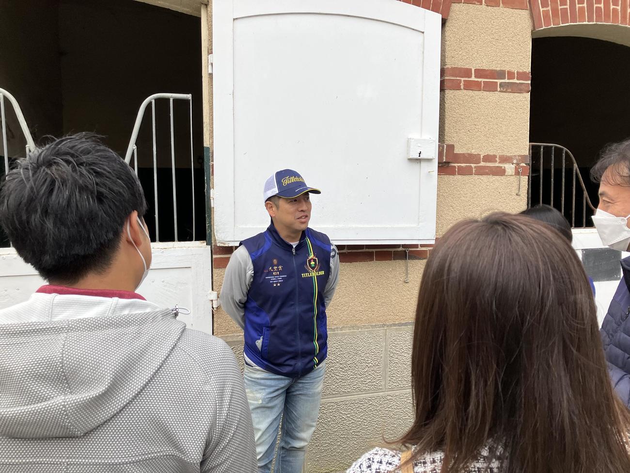 26日、フランスギャロ事務所で取材に応じたタイトルホルダーを管理する栗田徹調教師（撮影・奥田隼人）