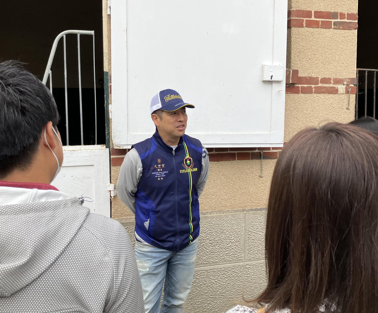 26日、フランスギャロ事務所で取材に応じたタイトルホルダーを管理する栗田徹調教師（撮影・奥田隼人）