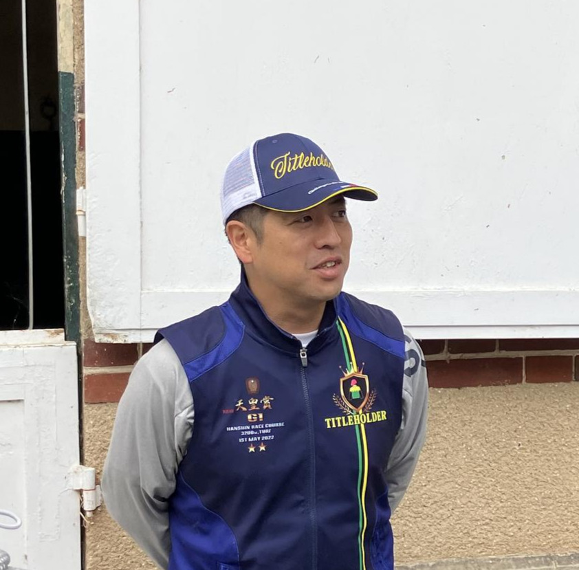 26日、フランスギャロ事務所で取材に応じたタイトルホルダーを管理する栗田徹調教師（撮影・奥田隼人）