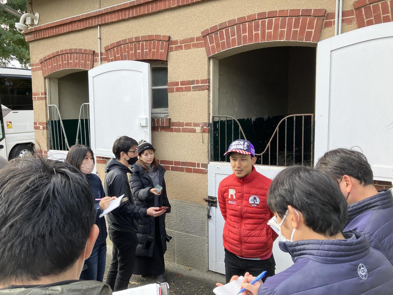 27日、フランスギャロ事務所で取材に応じたステイフーリッシュを管理する矢作厩舎の岡助手（撮影・奥田隼人）